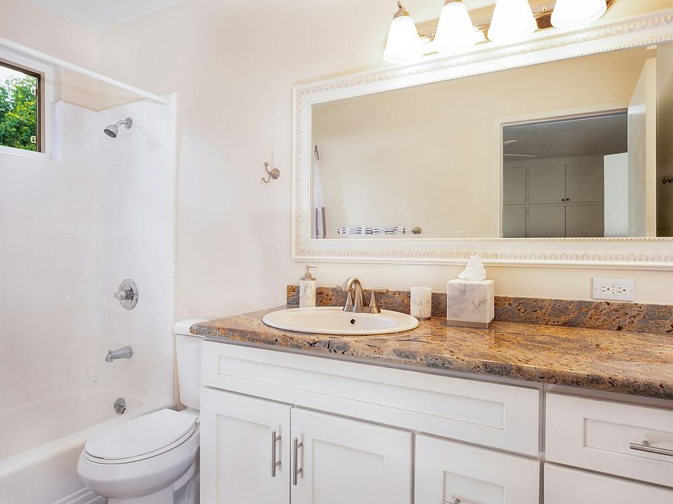 The Sorrento-Unit 04, Bathroom