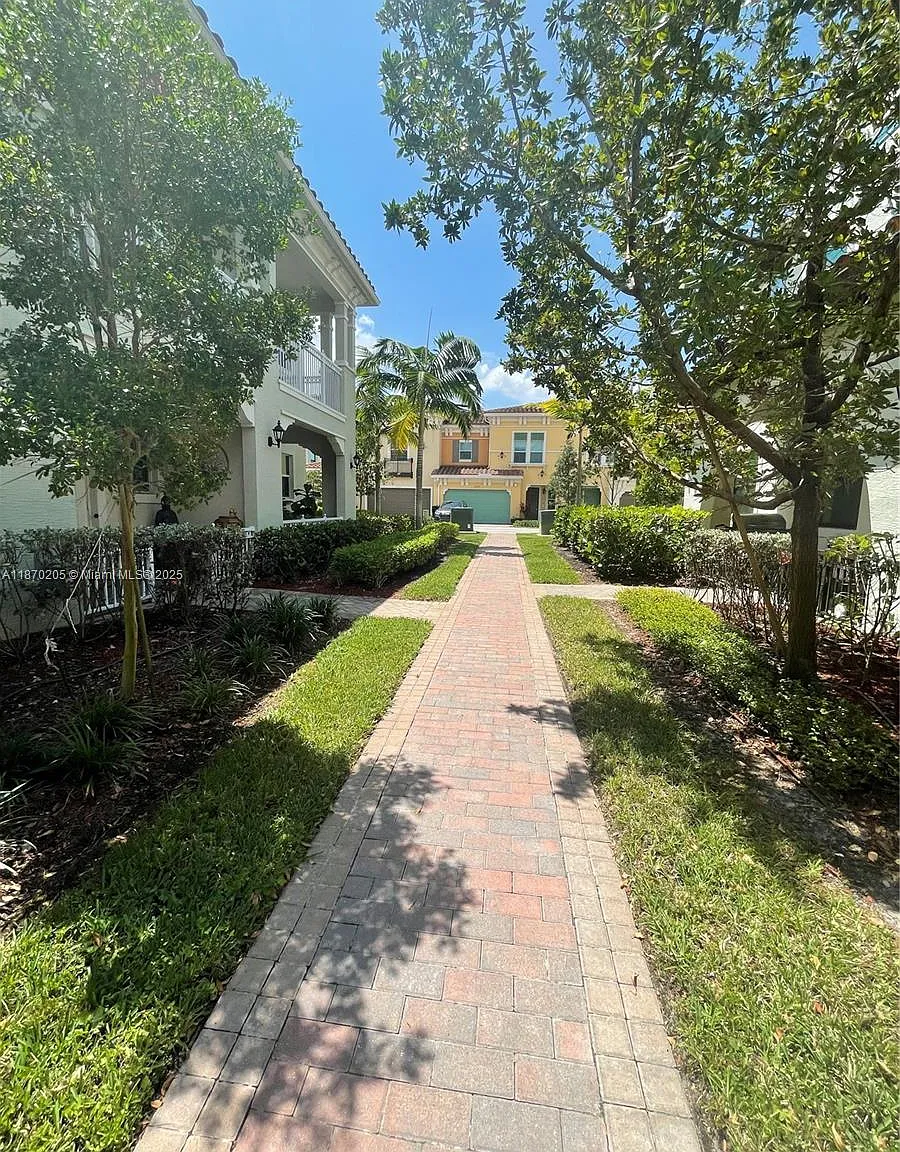 3 bed, 2.5 bath, 1551 sqft, $3,500 — Photo 2