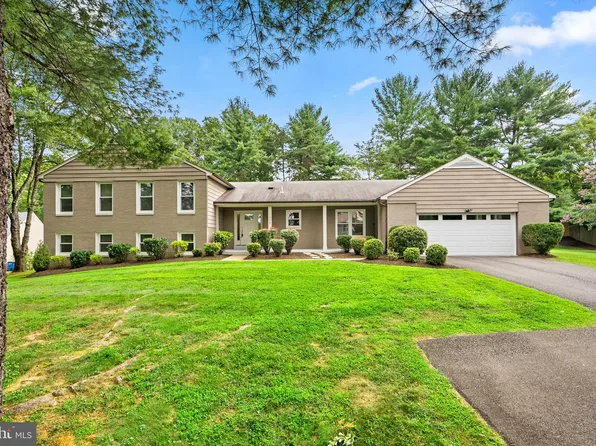 9428 Meadow Shire Ln, Great Falls, VA 22066