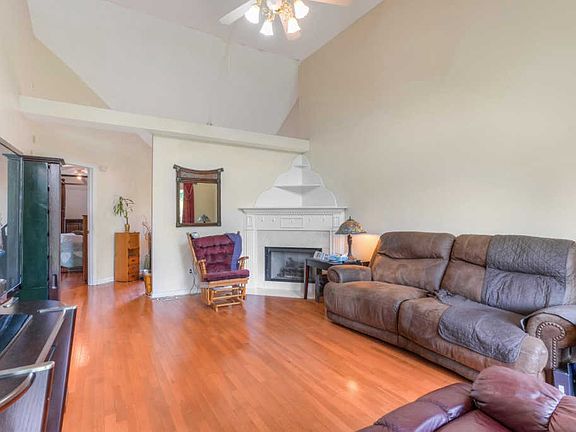 3rd image of 203 Priest View Dr