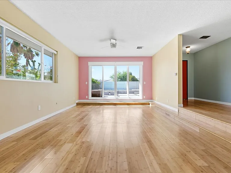 9750 Valencia Dr — Photo 17