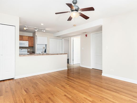 4th image of 3447 Ridgeland Ave Unit 203