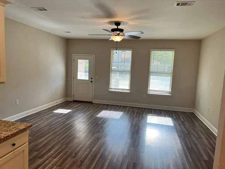 819 Roy St — Photo 3