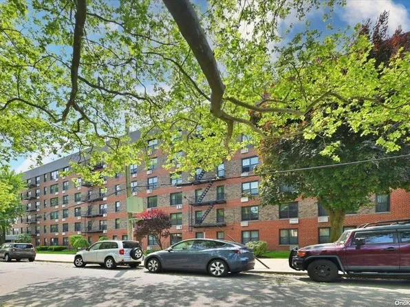 209-10 41 Avenue #4U, Bayside, NY 11361