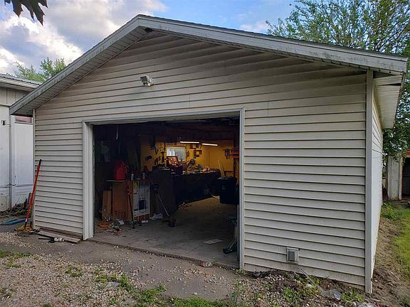 3rd image of 919 Isett Ave