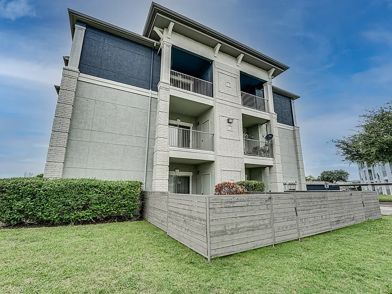 Highland Luxury Living — Photo 29