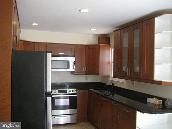 3rd image of 872 Bayridge Dr