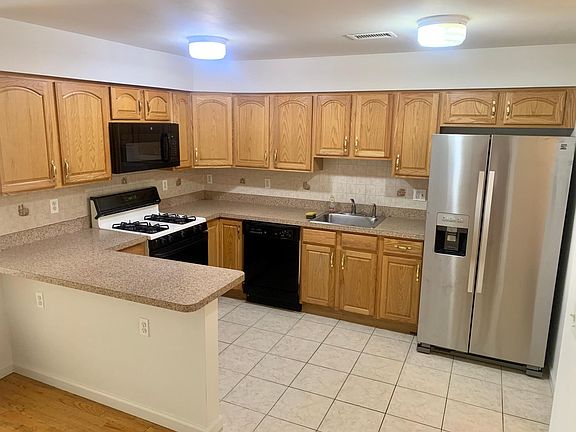 3rd image of 22 Stagg St Floor 2