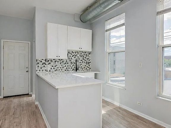 3rd image of 815 N Fairfield Ave APT 2F