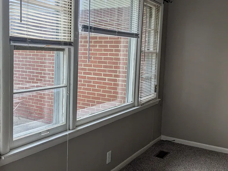 125 Whiteside St — Photo 11