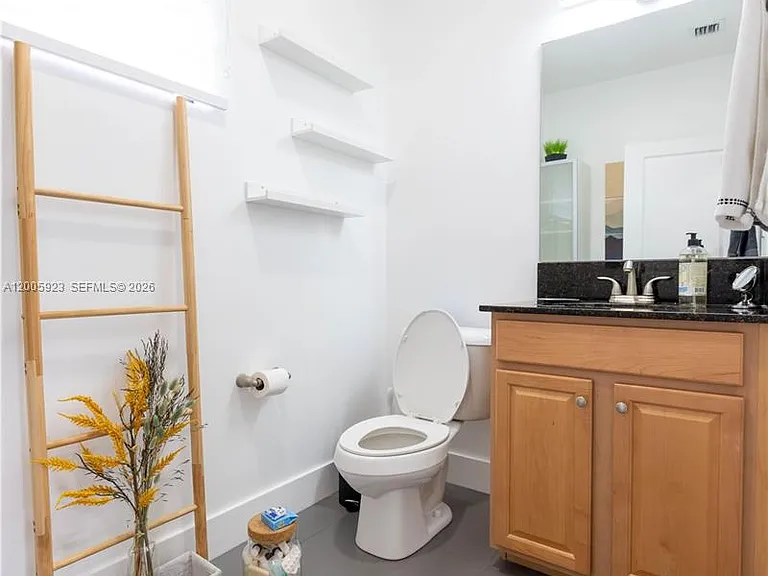 345 NE 194th Ln — Photo 5