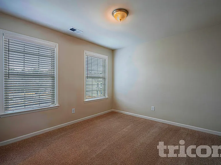 431 Curlin Ct — Photo 17