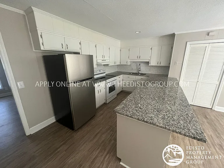 982-996 Hampton Dr NW — Photo 6