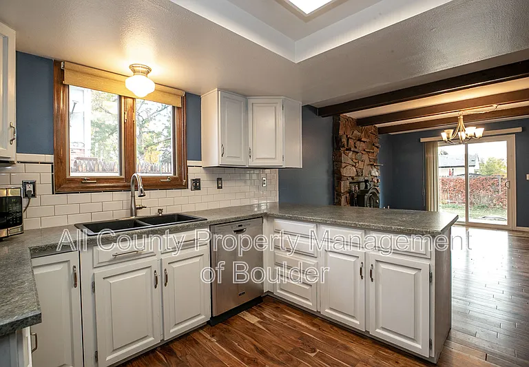 470 W Sutton Cir — Photo 7
