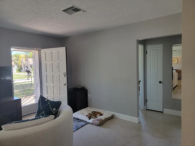 219 Crescent Ct E — Photo 8