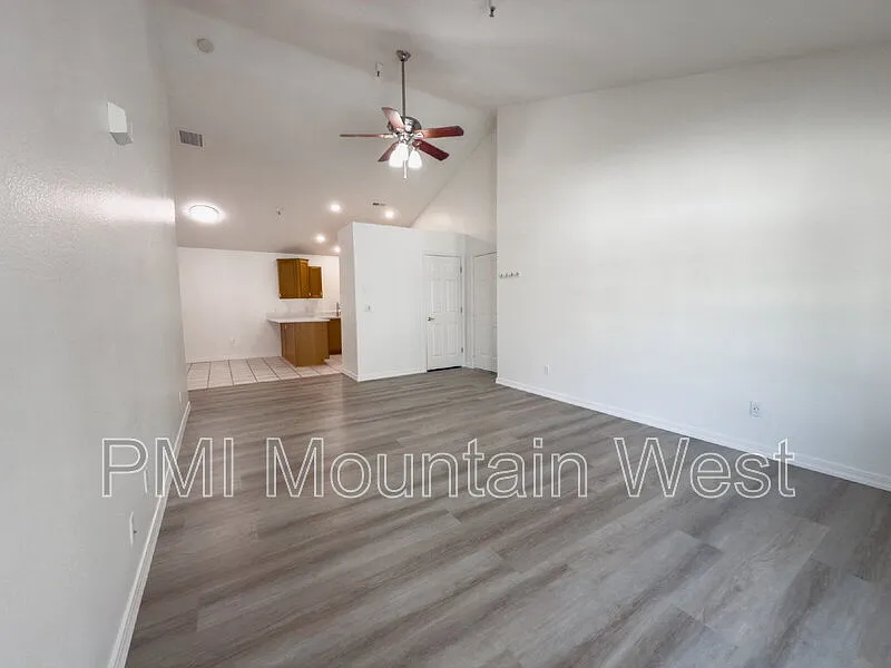 3 bed, 2.0 bath, 1600 sqft, $1,750 — Photo 2