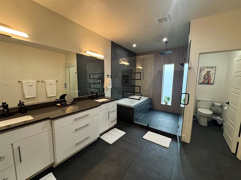 422 W 9th St #106 — Photo 21