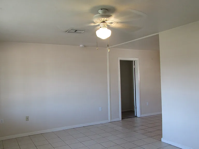 910 S Una Ave — Photo 4