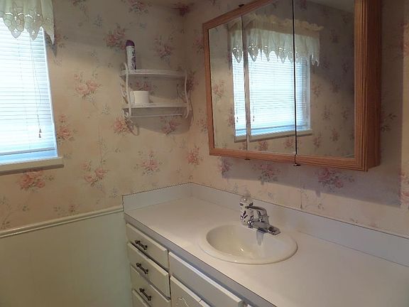 4th image of 1524 N Skyline St