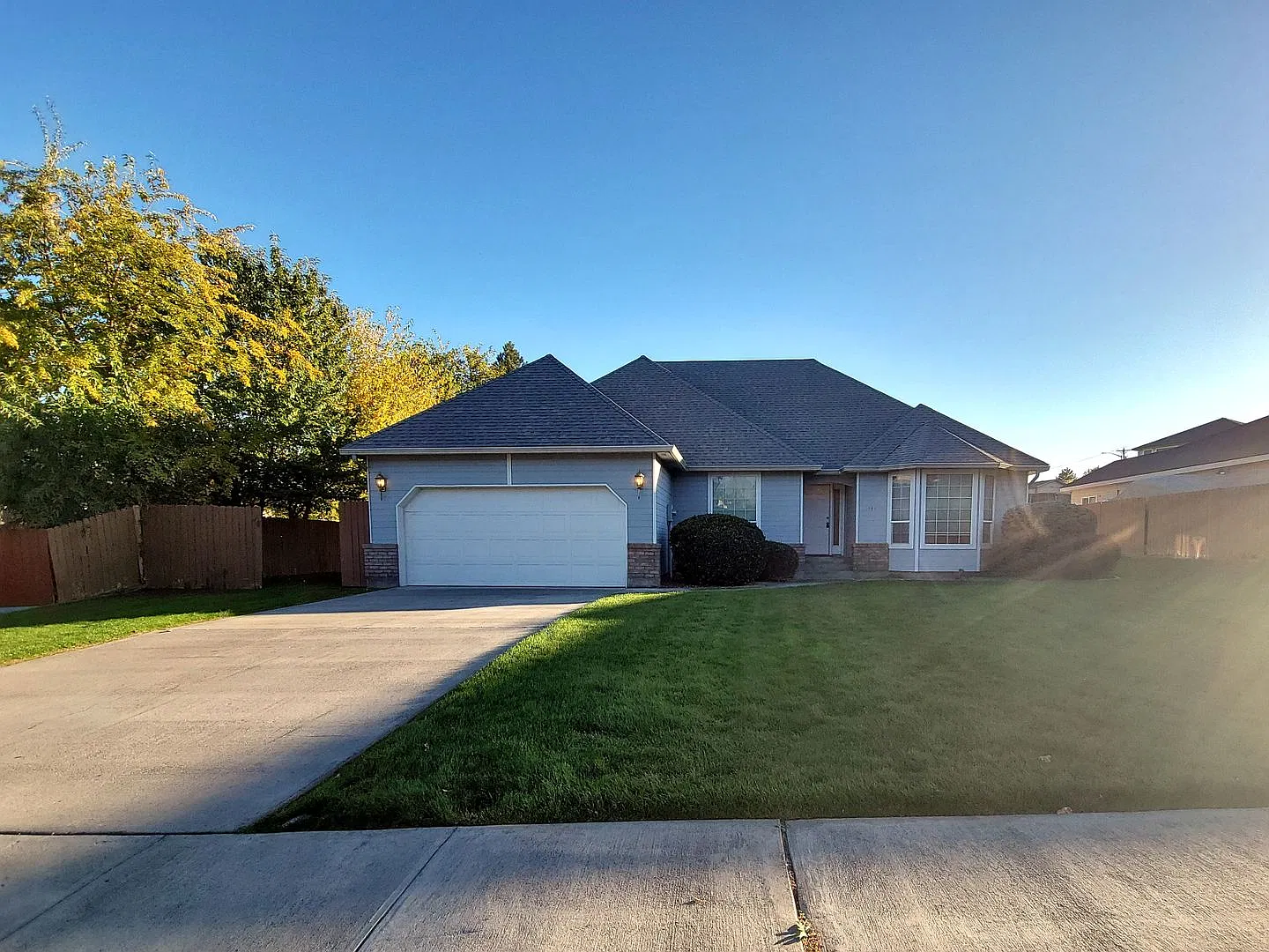 South Richland Rambler with Landscaping Included! — Photo 2