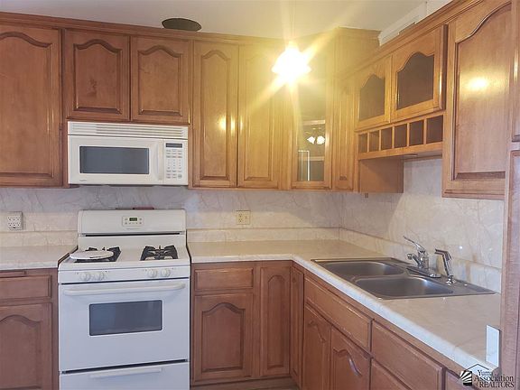 2nd image of 1033 W 9th Ave