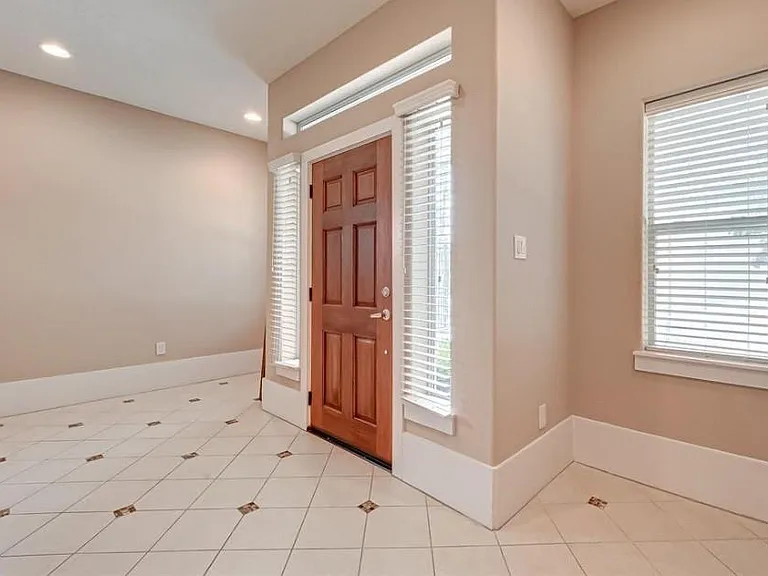 1215 Wentworth St — Photo 3