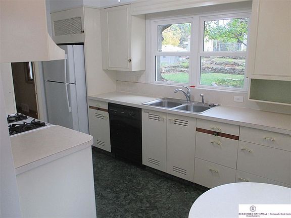 4th image of 2711 S 50th St