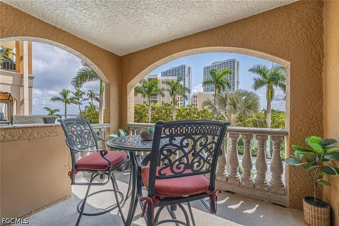 2 bed, 2.5 bath, 1003 sqft, $2,100 — Photo 2