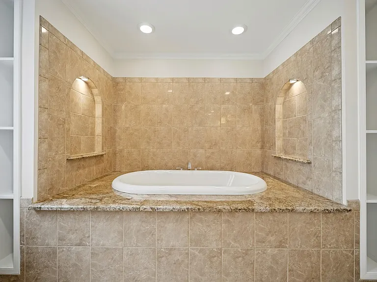 1044 Commodore Dr — Photo 12