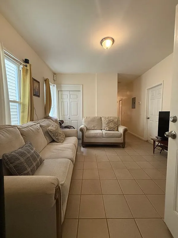 8 bed, 2.0 bath, 1299 sqft, $2,400 — Photo 3