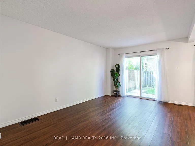 405 Hyacinthe Blvd #Townhouse 12 — Photo 4