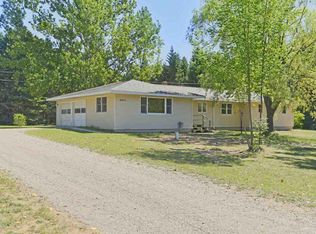 2075 S Lake Leelanau Dr, Lake Leelanau, MI 49653
