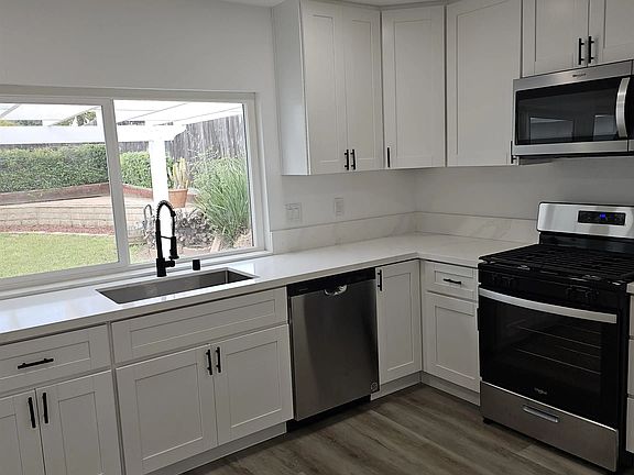 4th image of 1066 E Bradley Ave