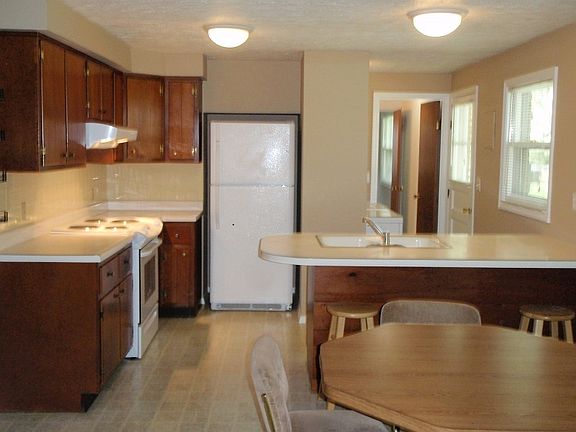 3rd image of 75 Graywood Ct