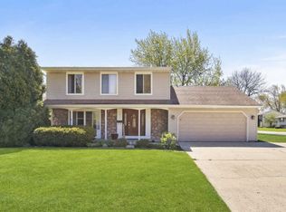 677 Old Farm Dr, Roselle, IL 60172