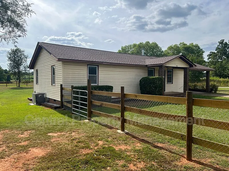 2 bed, 1.0 bath, 1176 sqft, $1,295 — Photo 3