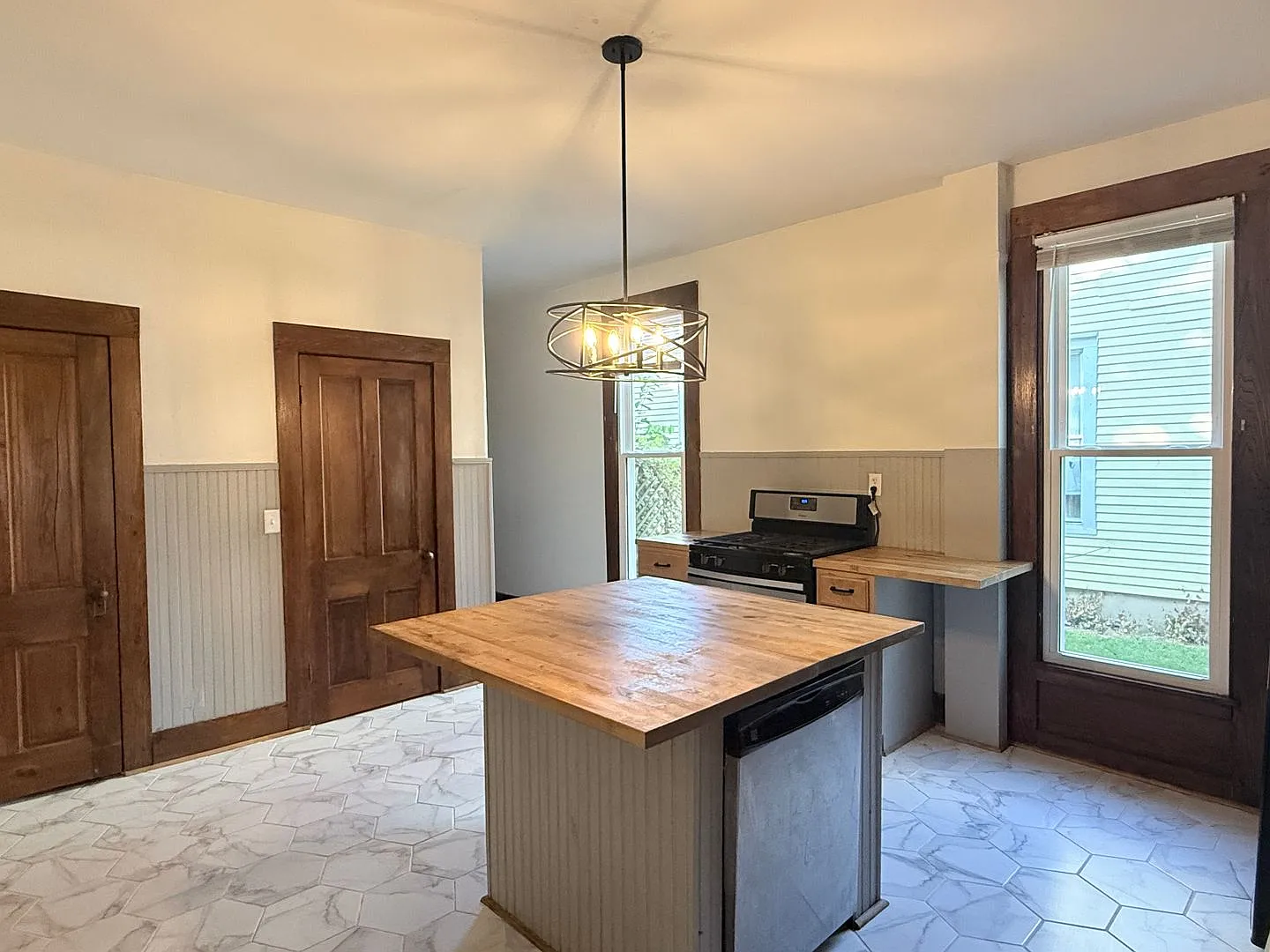 Spacious 4 bed / 1.5 bath home — Photo 3