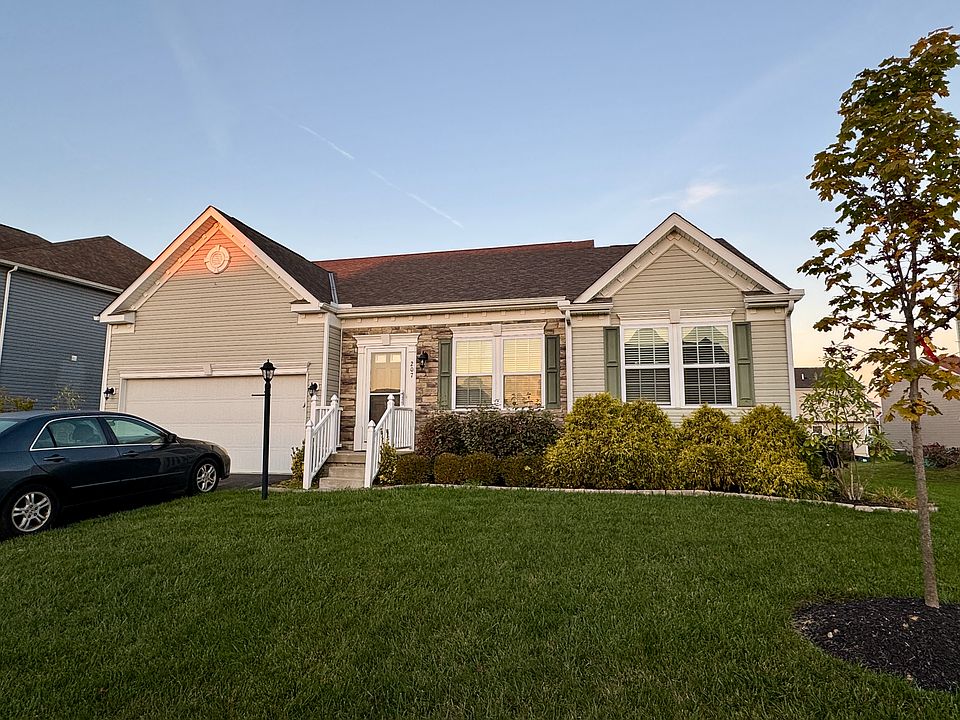 1st image of 207 Weeping Willow Run Dr