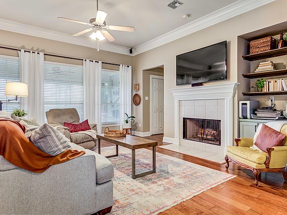 5th image of 105 N Lakepointe Dr