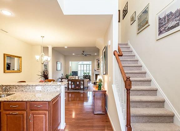 2nd image of 832 Fair Port Cir #832