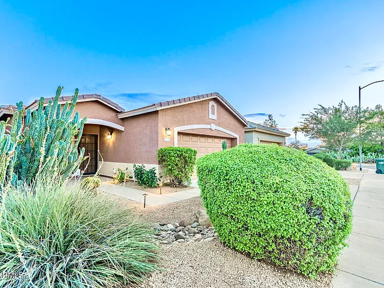 2809 E Janice Way — Photo 2