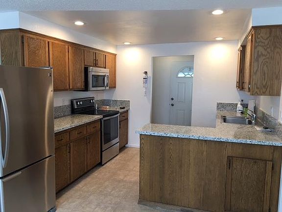 4th image of 302 N Carson Meadow Dr