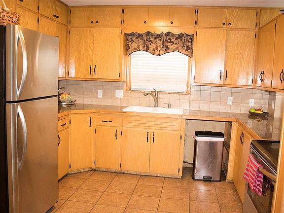 3rd image of 2305 Gidding St