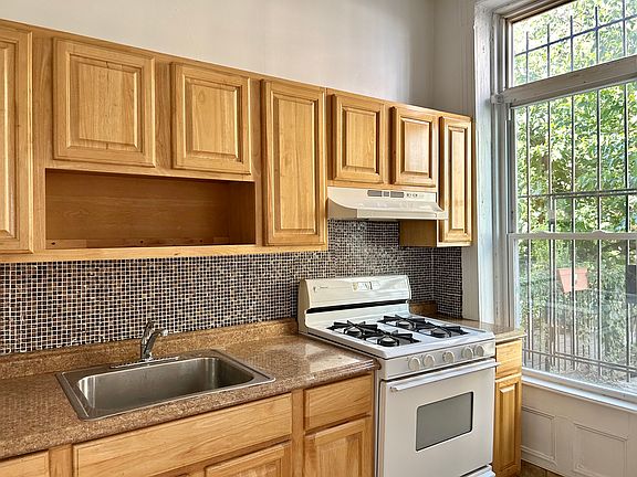 3rd image of 187 Vernon Ave APT 2