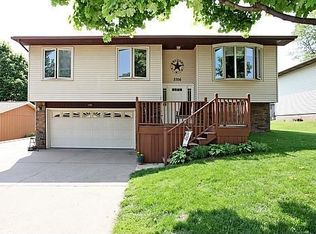 2706 Surrey Ct, Muscatine, IA 52761