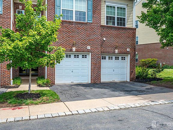 4th image of 27 Taft Ln