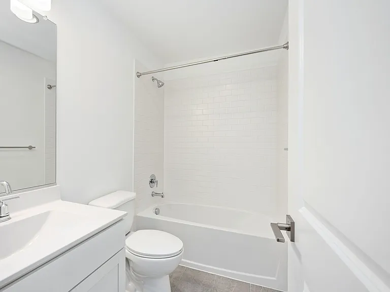 Hall Bathroom (upstairs)