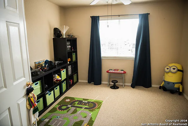 4 bed, 2.5 bath, 2360 sqft, $1,995 — Photo 4