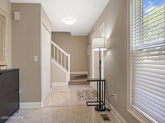 3rd image of 709 Gardenia Ln