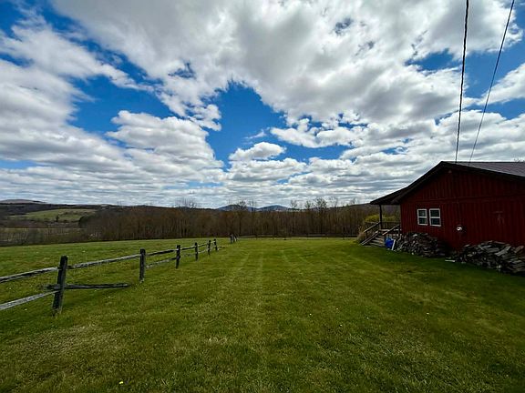 3rd image of 372 Windsong Rd